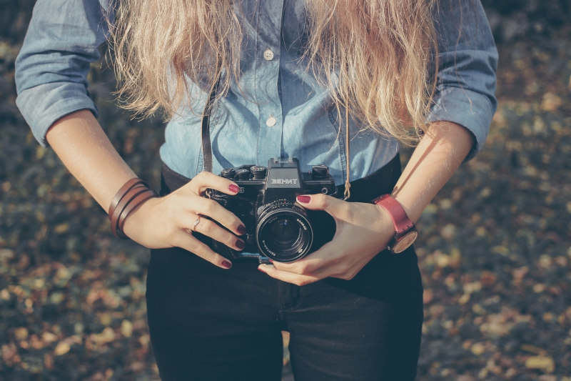 photographe-VIDAUBAN-min_hand-person-girl-woman-camera-photography-614-pxhere.com